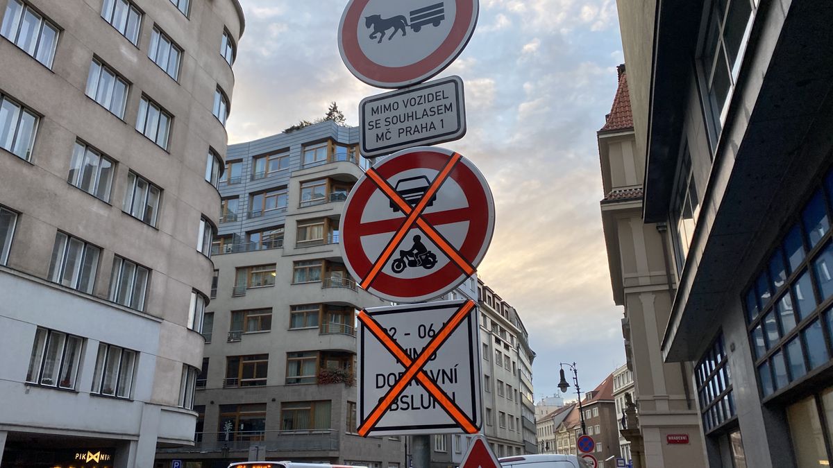 Praha zrušila noční zákaz vjezdu do části Starého Města